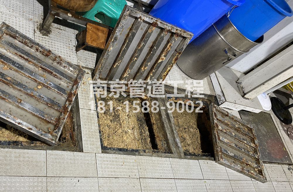 278高淳区城管中队食堂隔油池清理